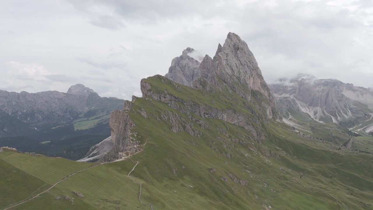 Flygbild som avslöjar de berömda Dolomiterna med vandringsleder i Italien.