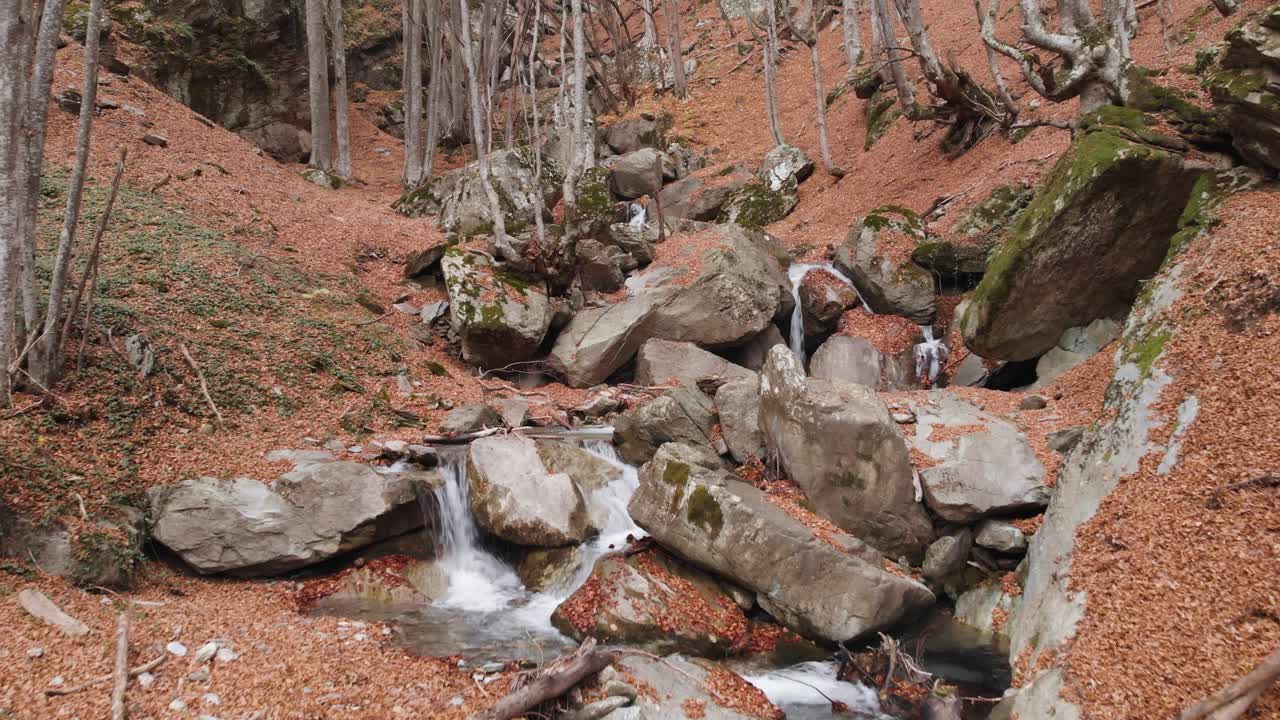 drone aéreo disparó sobre montaña río cañón desfiladero rocas bosque otoño agua