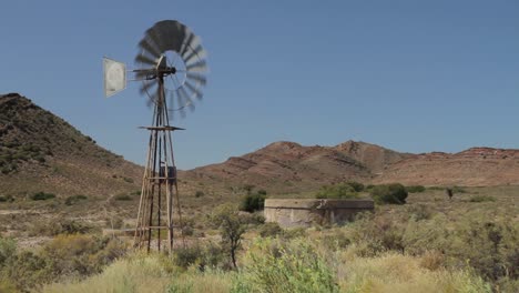 agujero de molino de viento en el karoo