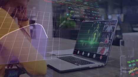 animación de procesamiento de datos financieros sobre una mujer de negocios afroamericana usando una computadora portátil en la oficina