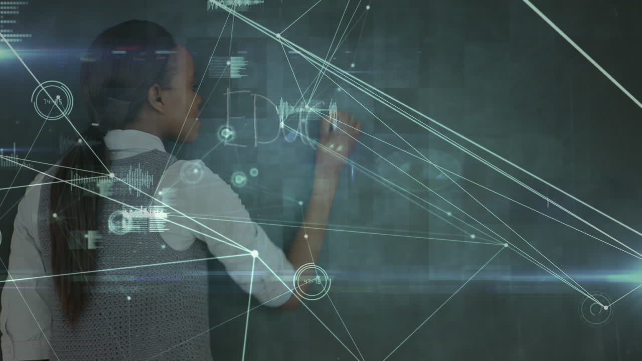 animación de conexiones y datos sobre chica afroamericana escribiendo en la pizarra