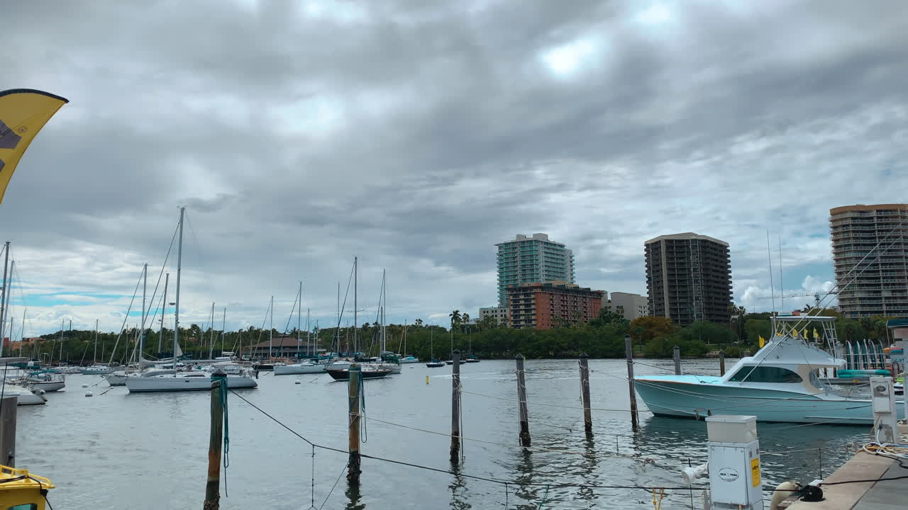 부두 를 배경 으로 한 도시 풍경