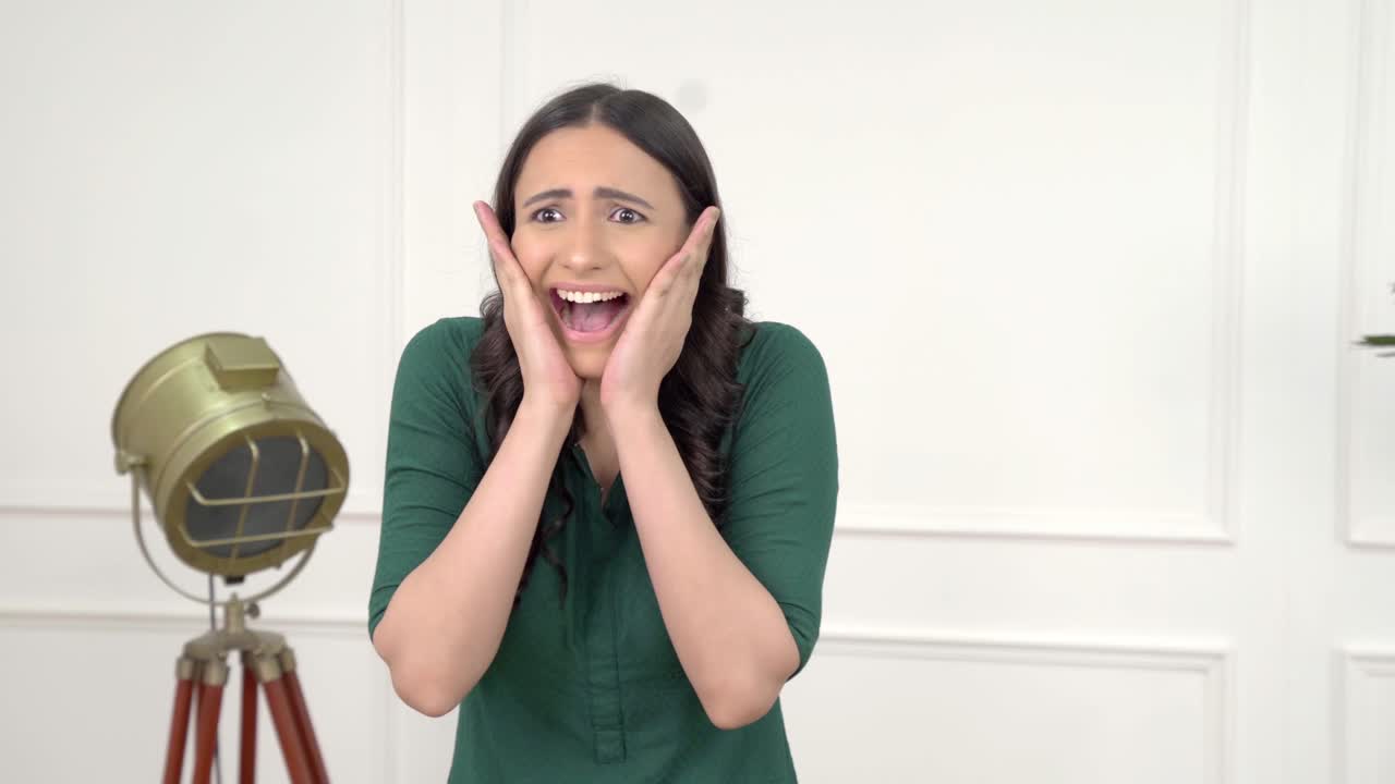 mujer india ojos abiertos sorprendidos ampliamente