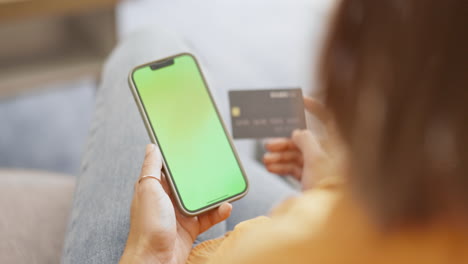 vista superior, teléfono inteligente y mujer con tarjeta de crédito