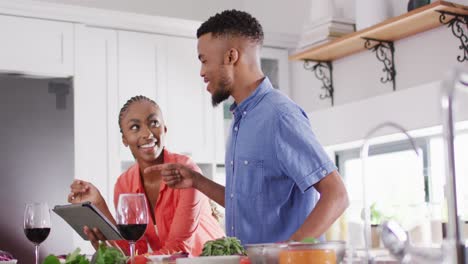 Glückliches-Afroamerikanisches-Paar-Bereitet-Essen-In-Der-Küche-Zu