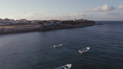 Ruhige-Luftaufnahmetour-über-Den-Strand-Von-Quebrado-Mit-Details-Zu-Kleinen-Fischerbooten-In-Der-Golden-Hour-Bliss