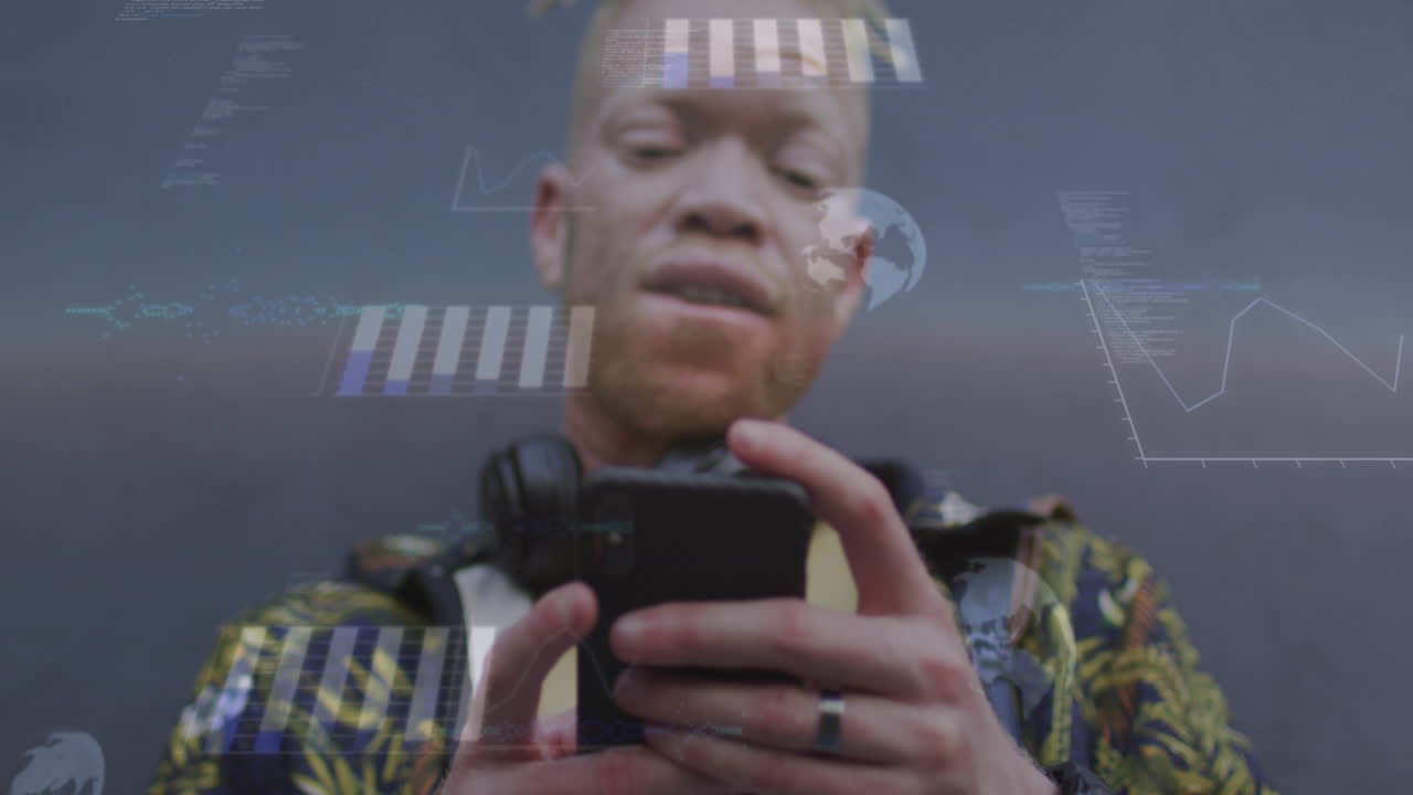 animación de gráficos, globos, lenguaje de computadora, albino afroamericano hombre desplazándose en el teléfono móvil