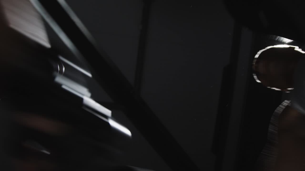 toma de estudio de bajo ángulo de mujeres con guantes de boxeo luchando con el entrenador 2