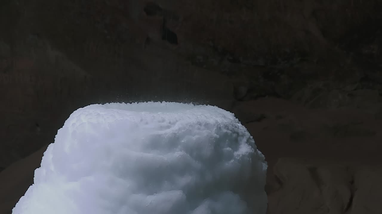 hocking hills 주립 공원, south bloomingville, ohio의 화산재 동굴에서 겨울 동안 얼음