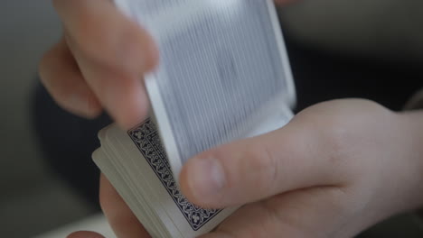 las manos barajan una baraja de cartas de juego de póquer de cerca