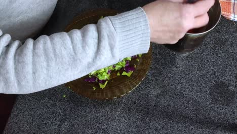 Mujer-Blanca-Cocinando-Ensalada-En-La-Mesa-De-Marmol-De-La-Cocina