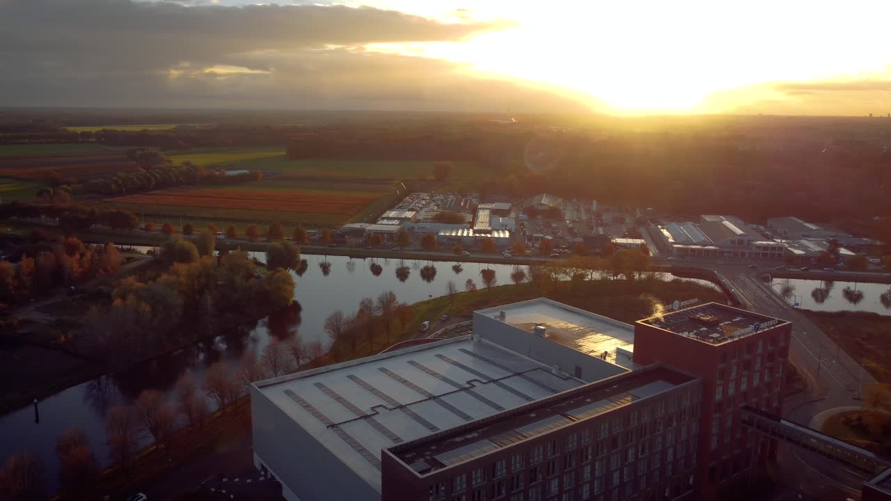 город хелмонд вдоль фермы, заросшей тюльпанами, с закатом на заднем плане