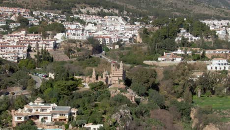impresionante órbita aérea suave de la ciudad de benalmádena en andalucia españa