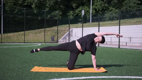 a dedicated fitness enthusiast demonstrates a dynamic and challenging core strength exercise on an outdoor mat