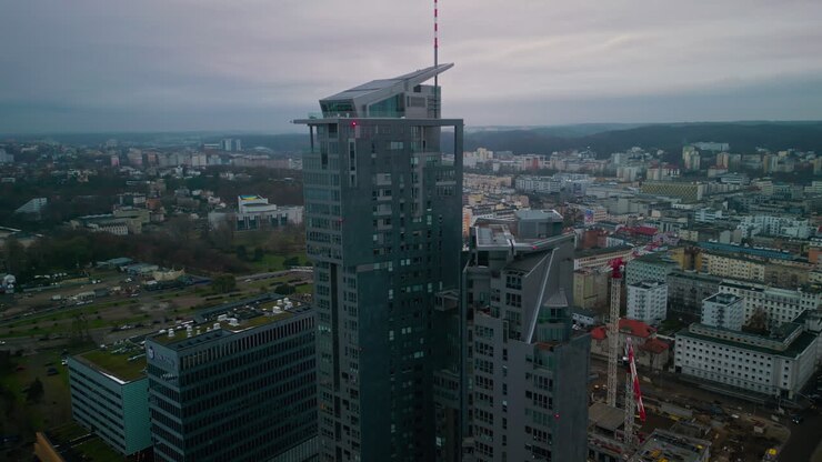 Paisagem urbana com um arranha-céu moderno em Gdansk, Polônia
