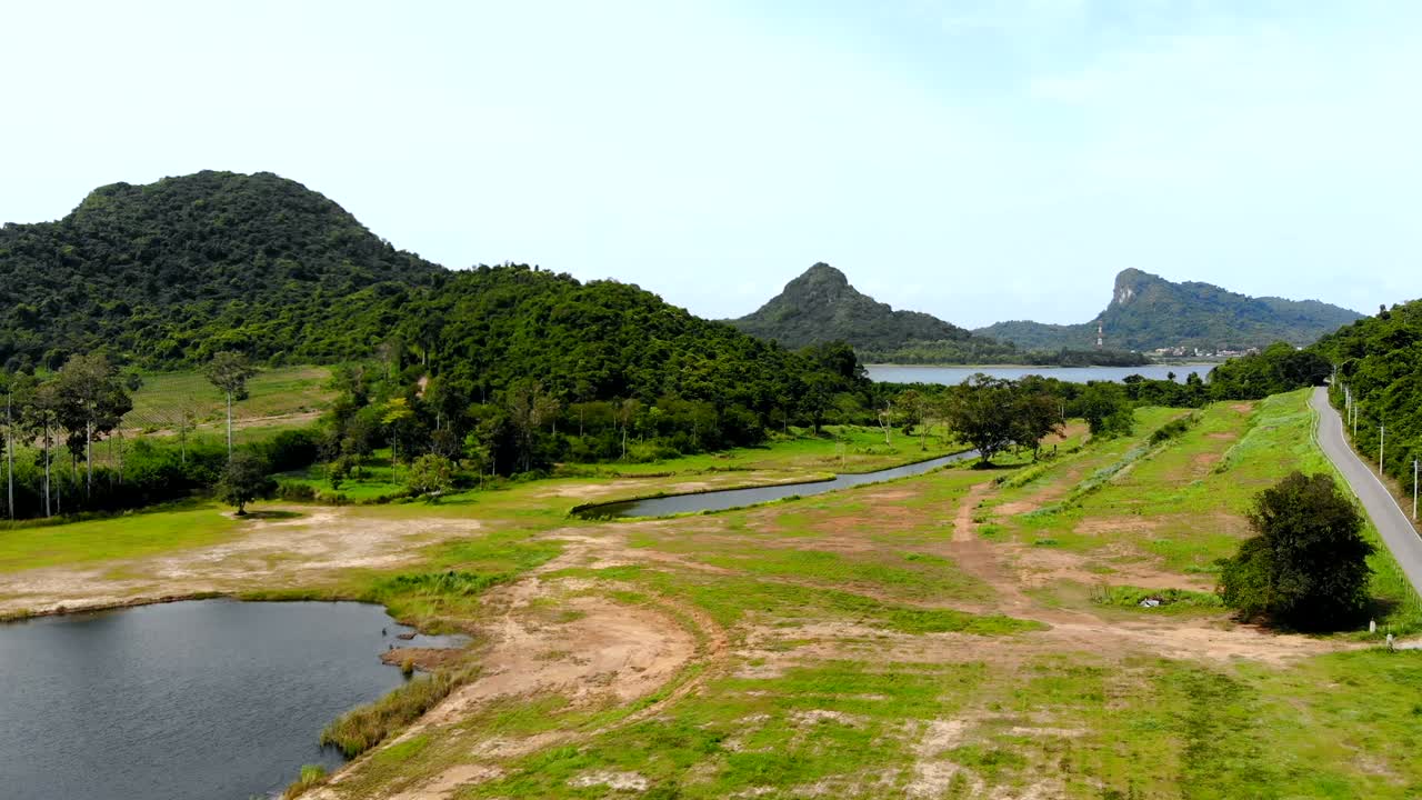 드론으로 촬영된 공중 풍경: 자연의 경치, 태국의 산과 숲