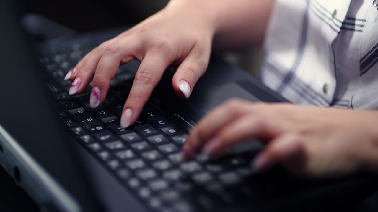 ejecutiva femenina trabajando en una laptop en el lugar de trabajo