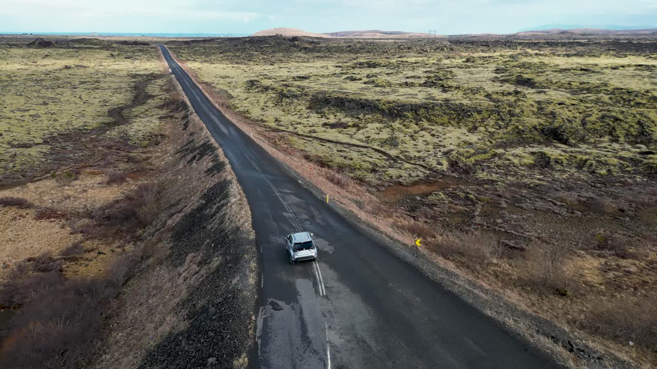 위의 드론에서 아이슬란드의 풍경을 경험하고, 자동차를 바라보며, 화산 지형을 가로질러 휘어지는 도로를 고, 모험에서 장애물을 정복합니다.