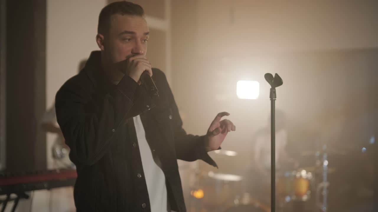 actuación en vivo de la banda con cantante, bajista, pianista, baterista y guitarrista