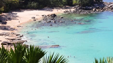 gente disfrutando de una playa soleada en phuket