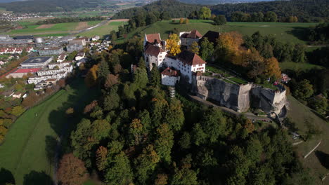 Fantástica-Toma-Aérea-En-órbita-Del-Castillo-De-Lenzburg,-Ubicado-En-El-Cantón-De-Aargau,-Suiza