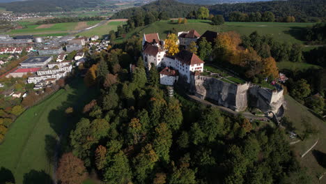 fantástica toma aérea en órbita del castillo de lenzburg, ubicado en el cantón de aargau, suiza
