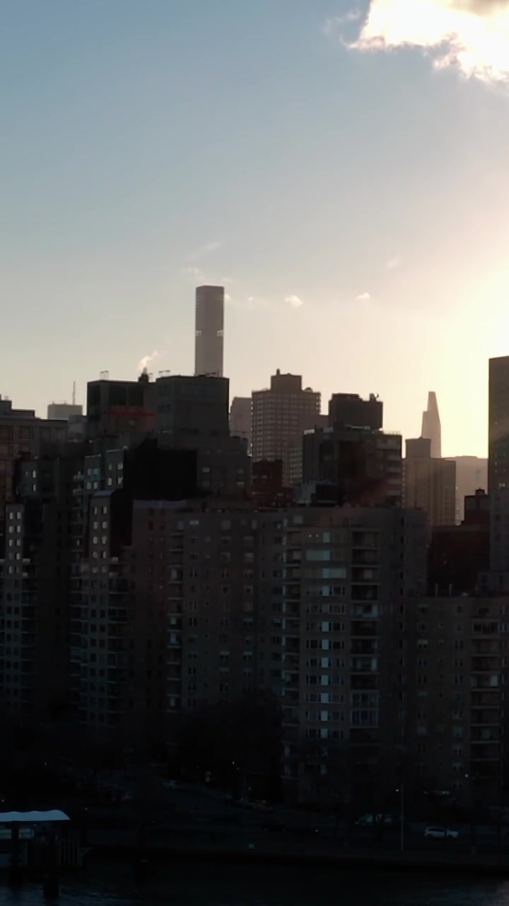 Nascer do sol sobre Nova Iorque com edifícios e nuvens no céu