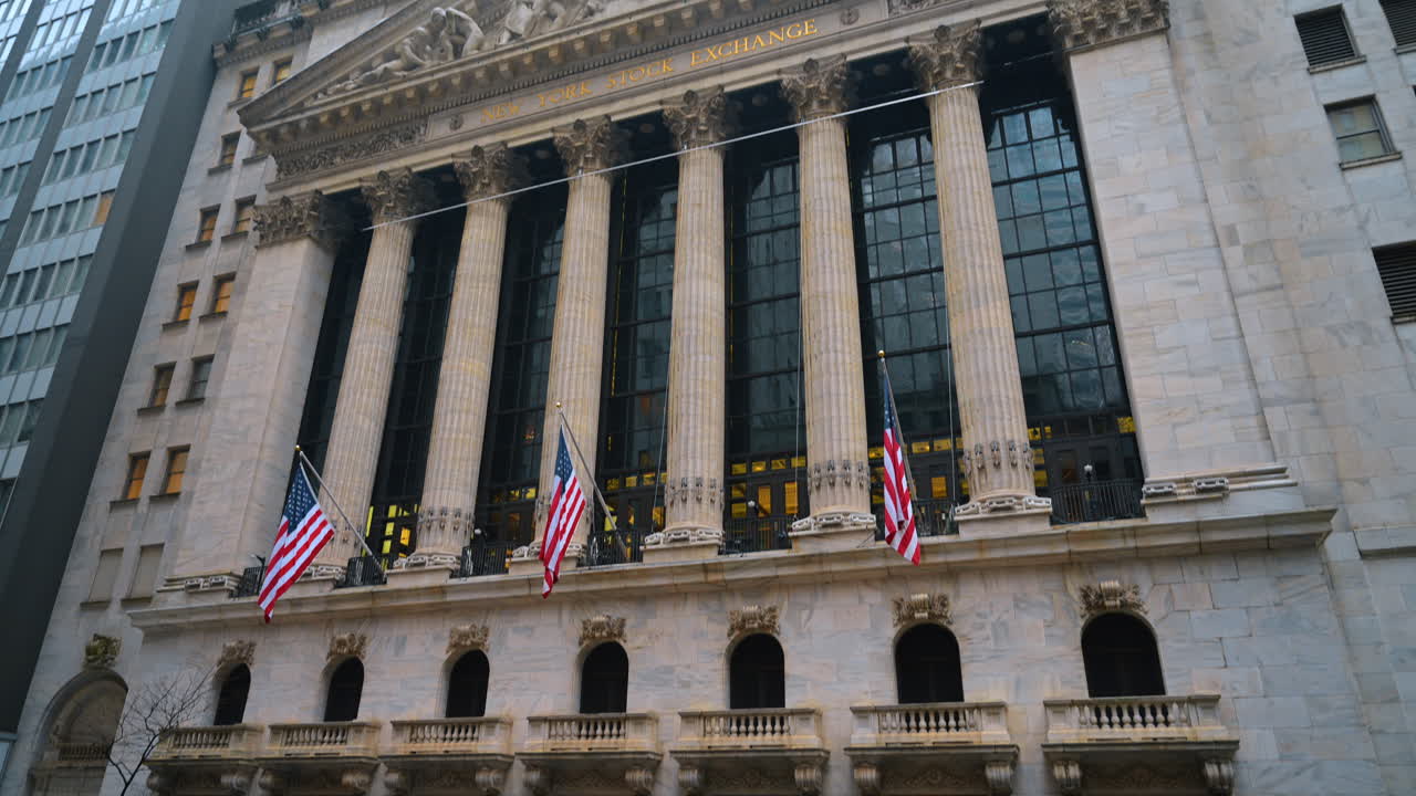New York, USA, 15. januar 2026: Udsigt over Wall Street New York Stock Exchange. Gadebillede af New York Stock Exchange med amerikanske flag på Manhattan