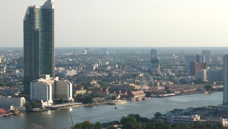 Asiático,-La-Orilla-Del-Río-En-Bangkok,-Tailandia