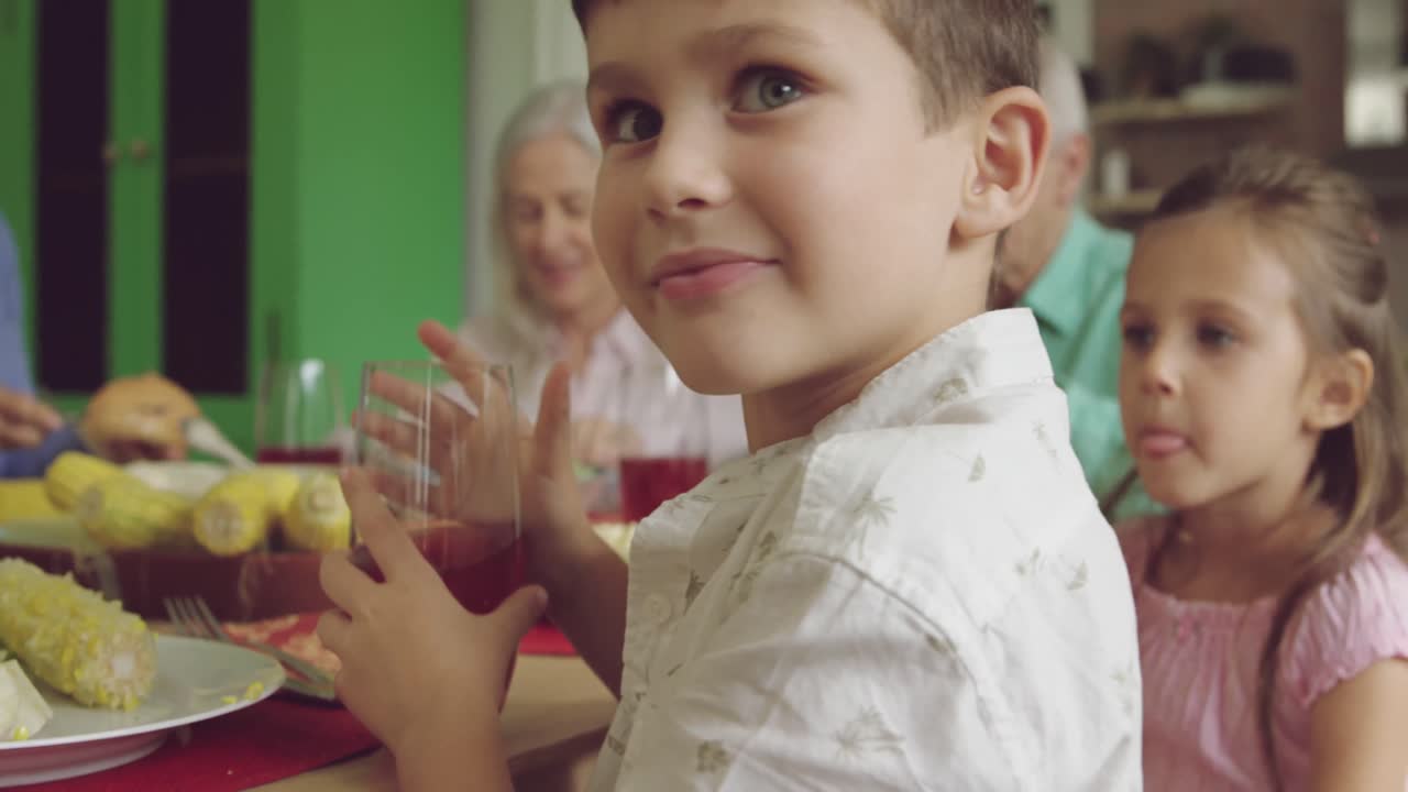Famiglia di tre generazioni che mangia insieme