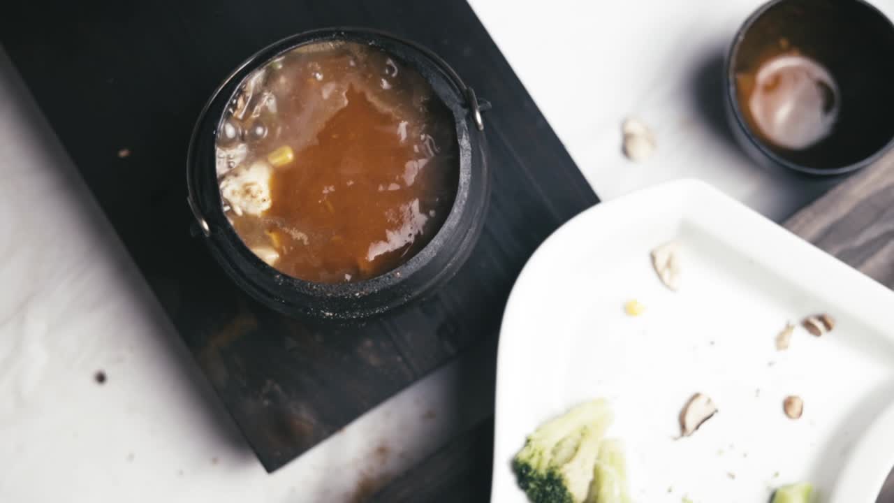 냄비 요리의 슬로우 모션 오버헤드