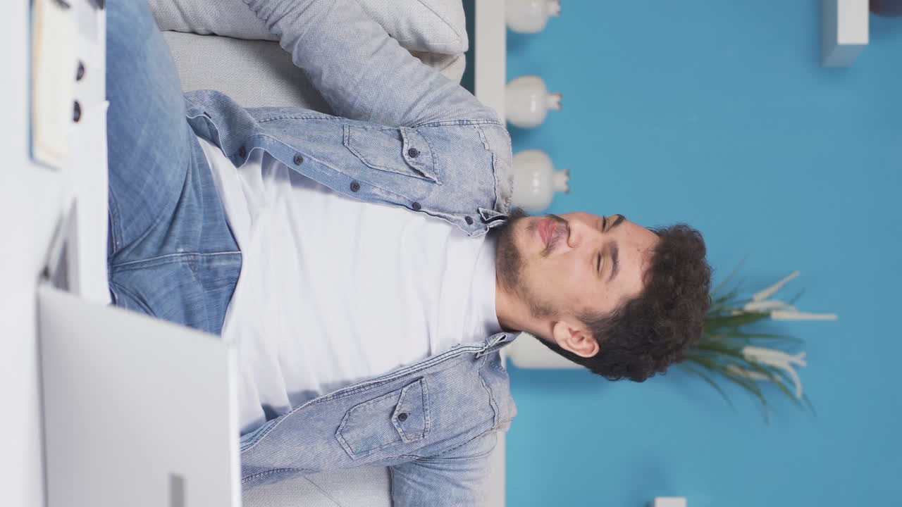 Video verticale di uomo positivo, felice e sorridente