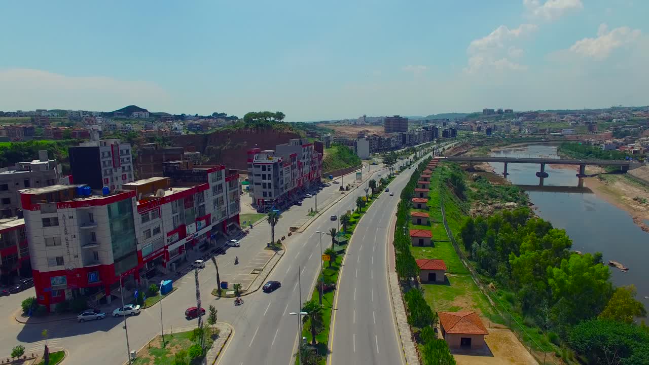 건물과 강 드론 전망이 있는 고속도로와 도시, 강의 다리, 도로에 진입하는 자동차, 치트완, 네팔