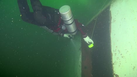 buzo sidemount entra en los restos del hmc annapolis con una línea