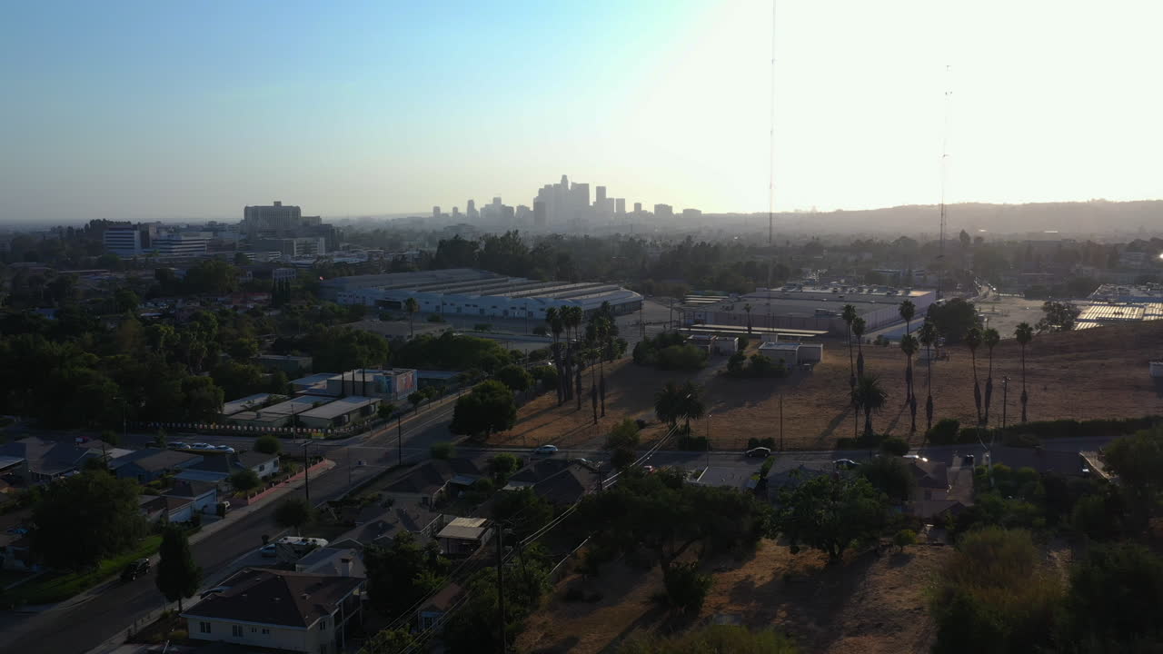 Volando verso lo skyline in silhouette del centro di Los Angeles durante un bellissimo tramonto, ripresa aerea con drone, California, USA