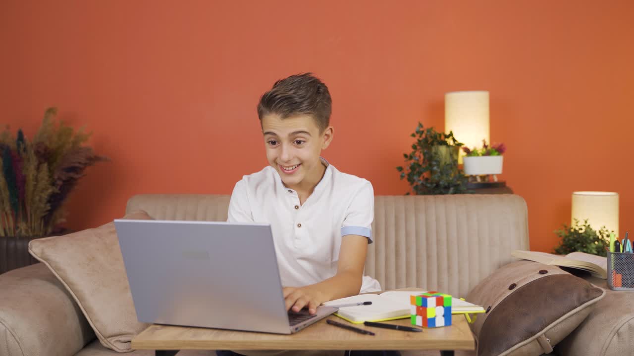 el niño animado es alegre y feliz.