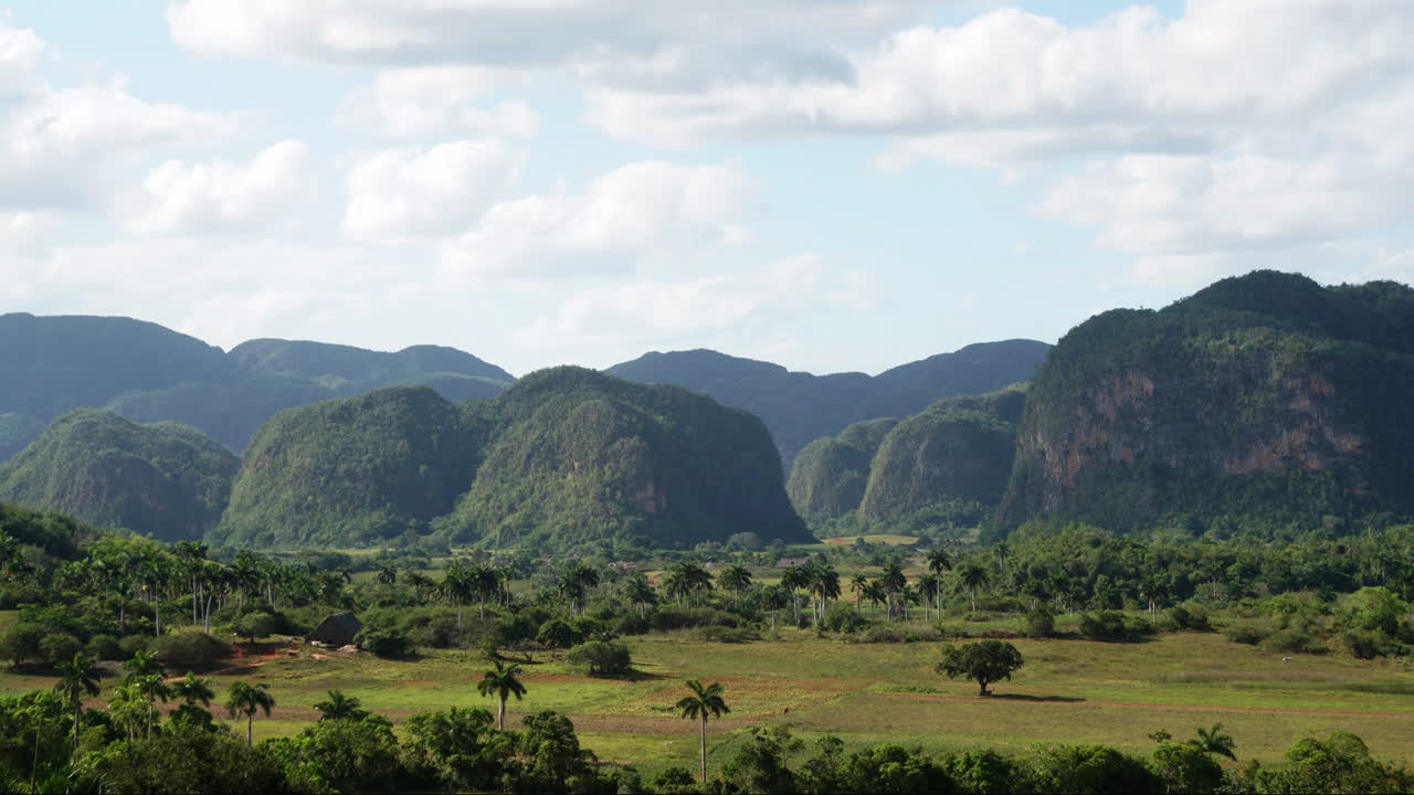 hermoso lapso de tiempo de las nubes sobre el parque nacional viñales cuba 1