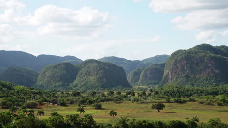 Schöner-Zeitraffer-Von-Wolken-über-Vinales-National-Park-Kuba-1