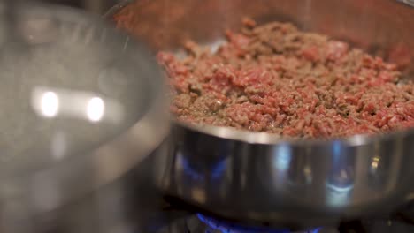 koken gemalen rundvlees fornuis dichtbij