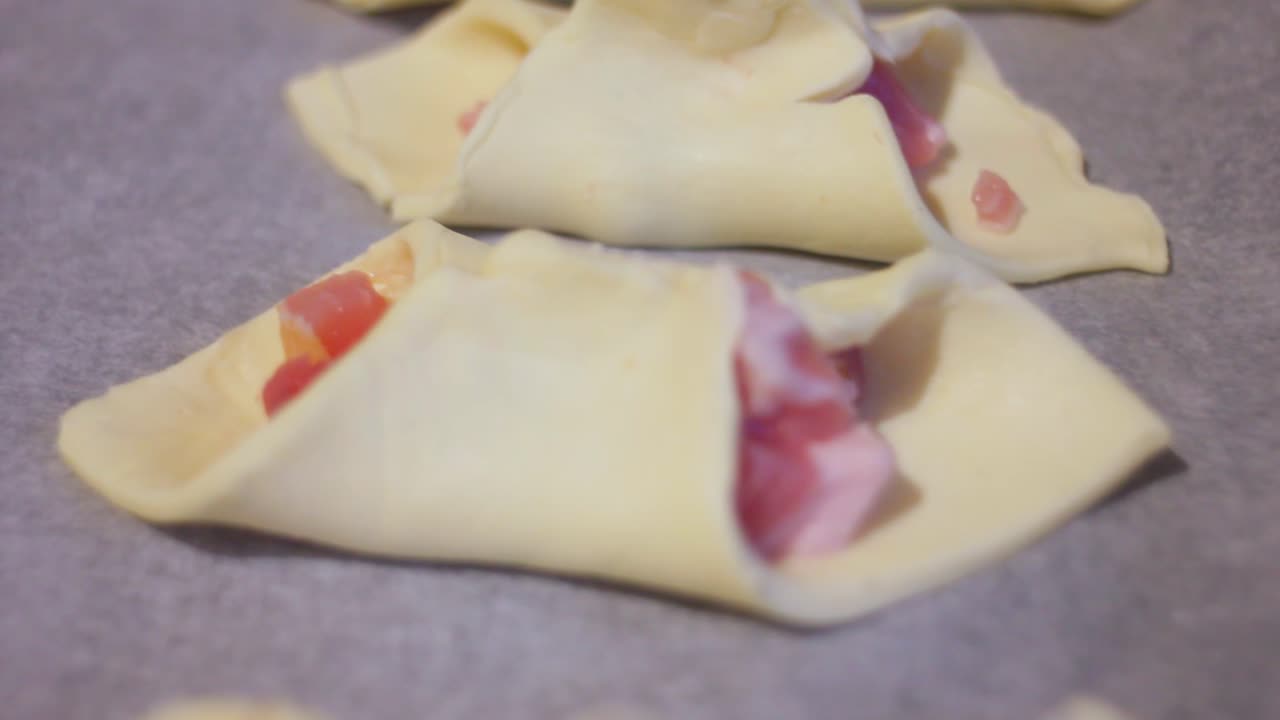 pasteles crudos, tocino en la bandeja de horneado
