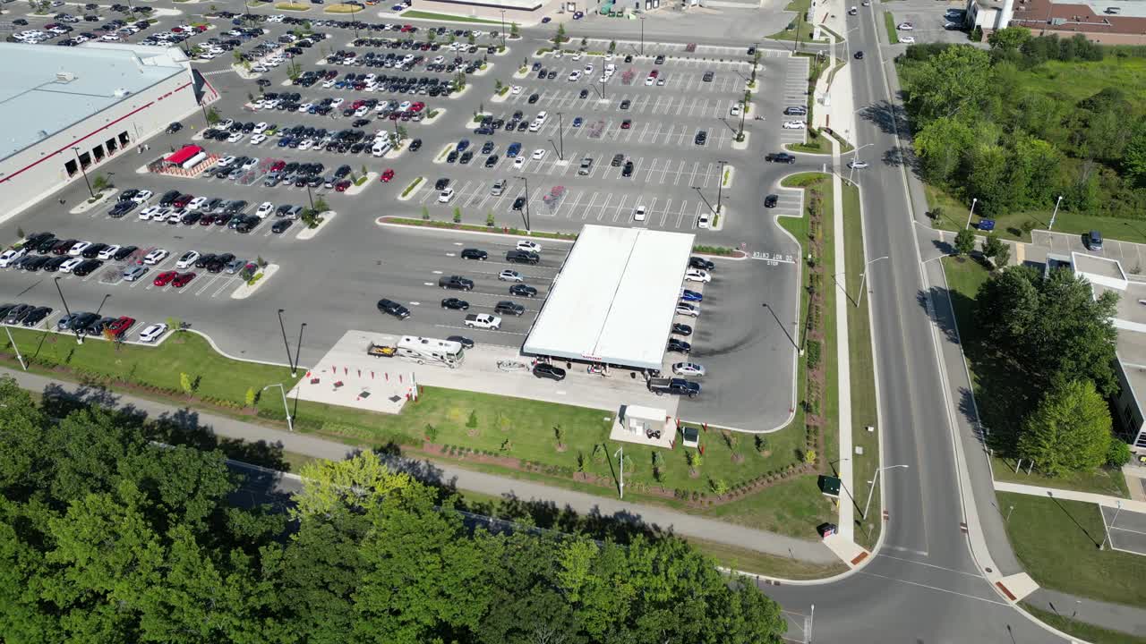 코스트코 도매 주유소, 드론 선회 공중, 가솔린 가스를 위해 줄을 선 자동차