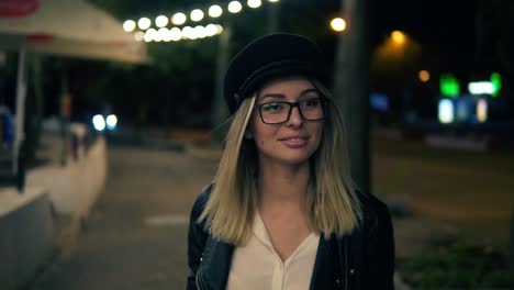 Hermosa-Mujer-Rubia-Caminando-Por-La-Calle-De-La-Ciudad-En-La-Noche