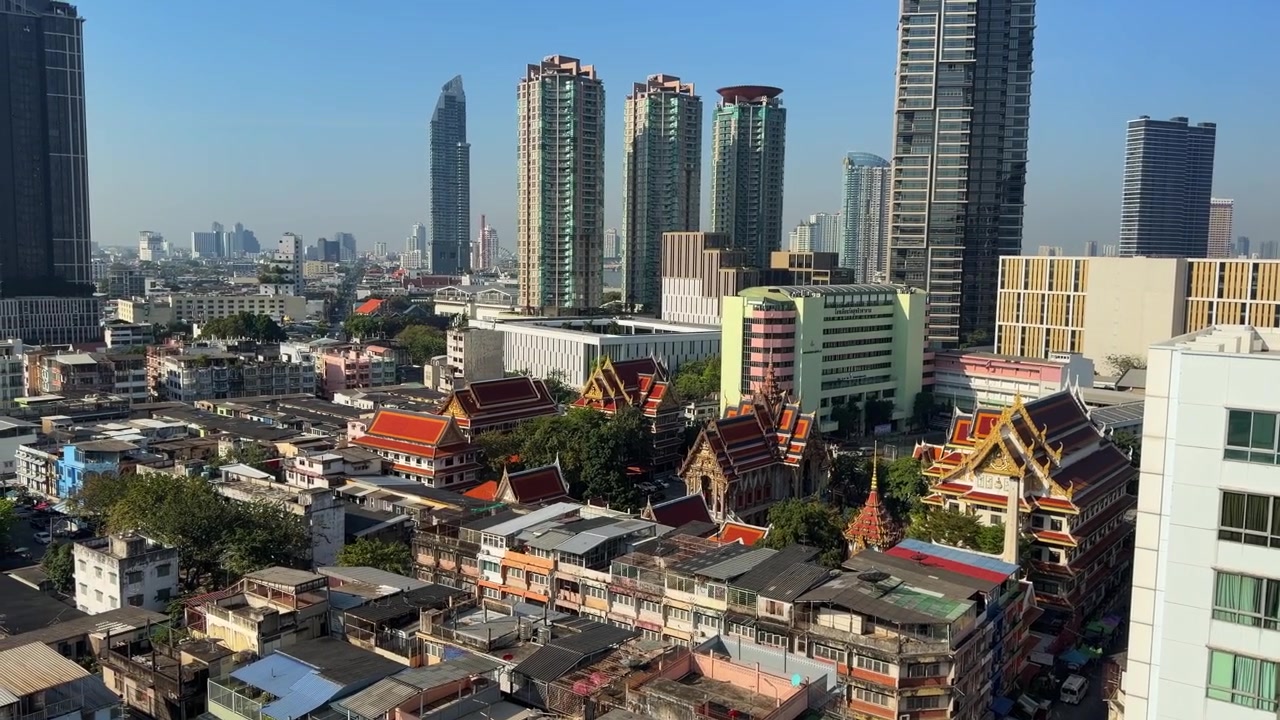 Horizonte panorámico de Bangkok, Tailandia, con vista al Monte Dorado en Wat Saket.