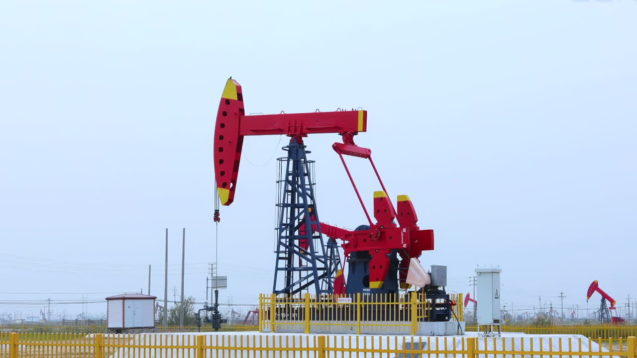 산업 건설 오일필드 (kowtow machine rig, pumpjack derrick) 는 사막 풍경에서 원유 생산을 위해 일하고 있습니다.