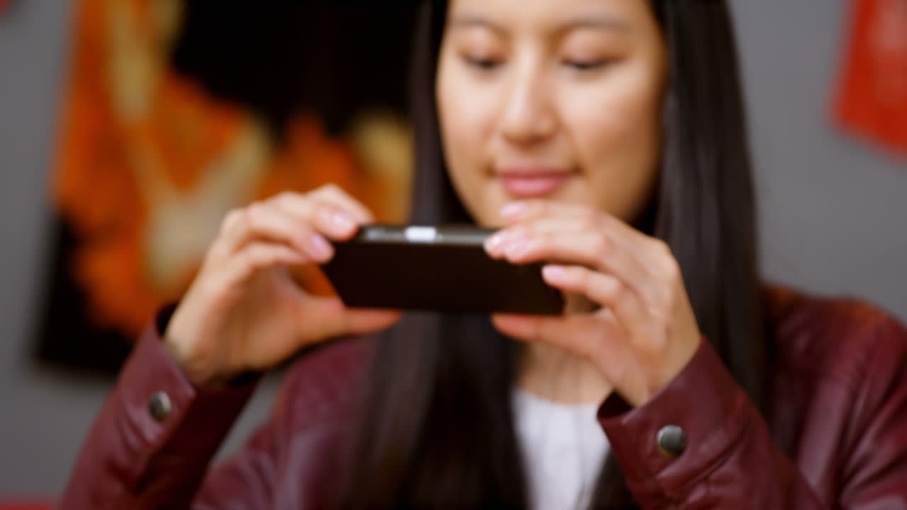 mujer tomando una foto de la comida con un teléfono móvil 4k