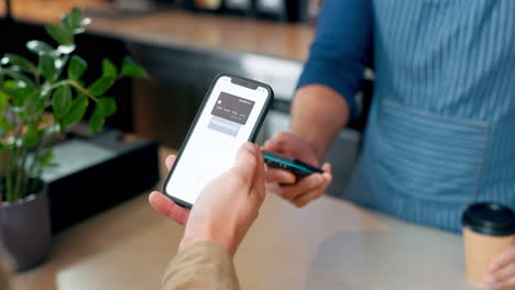 cliente, máquina de correos y teléfono para el pago