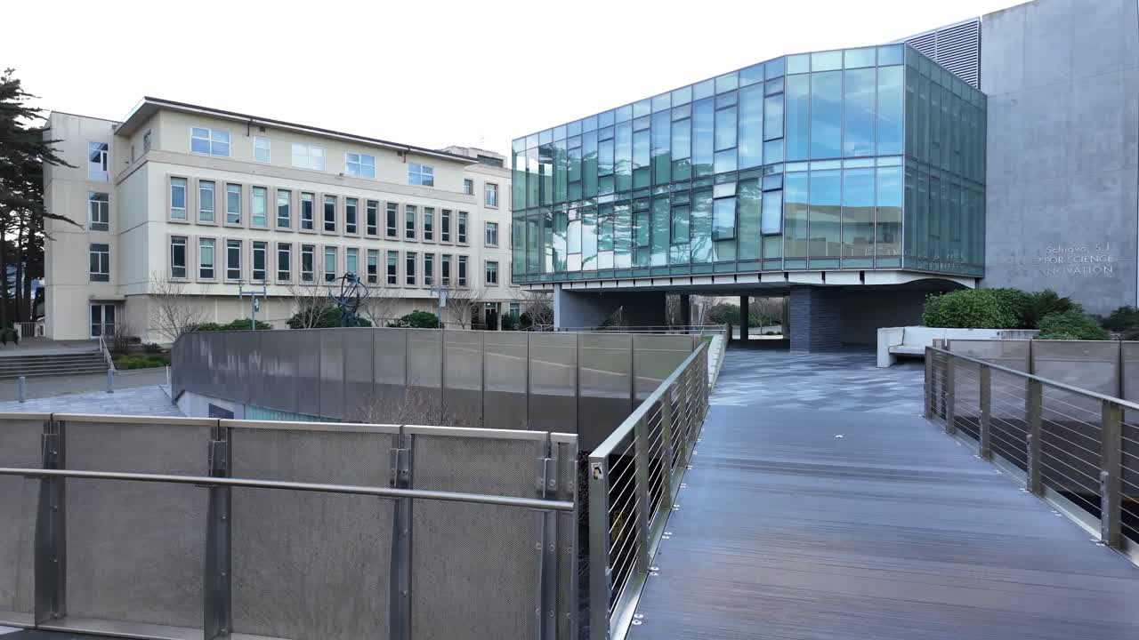 Questa passeggiata a livello del suolo attraverso il campus della USF mette in risalto i vialetti in mattoni, l'architettura classica e i cortili tranquilli, offrendo un naturale senso di movimento e atmosfera all'interno del contesto cittadino.