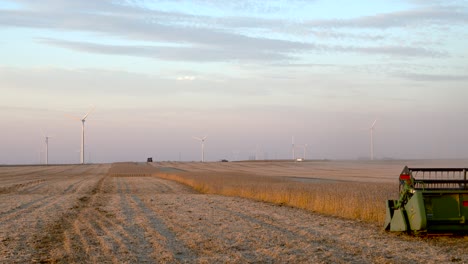 Mähdrescher-Bei-Der-Ernte-Von-Sojabohnen-Am-Herbstlichen-Abendhimmel