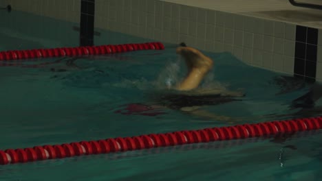 la mujer estaba haciendo ejercicio en la piscina