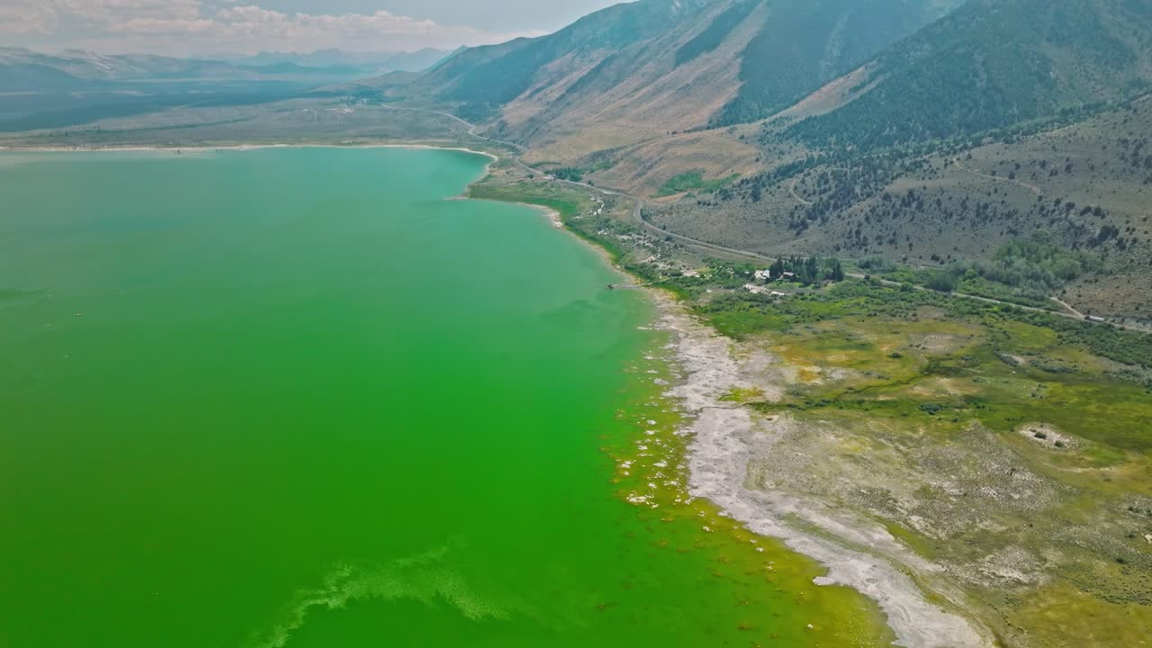 Mono Gölü, Kaliforniya'daki tüf oluşumları